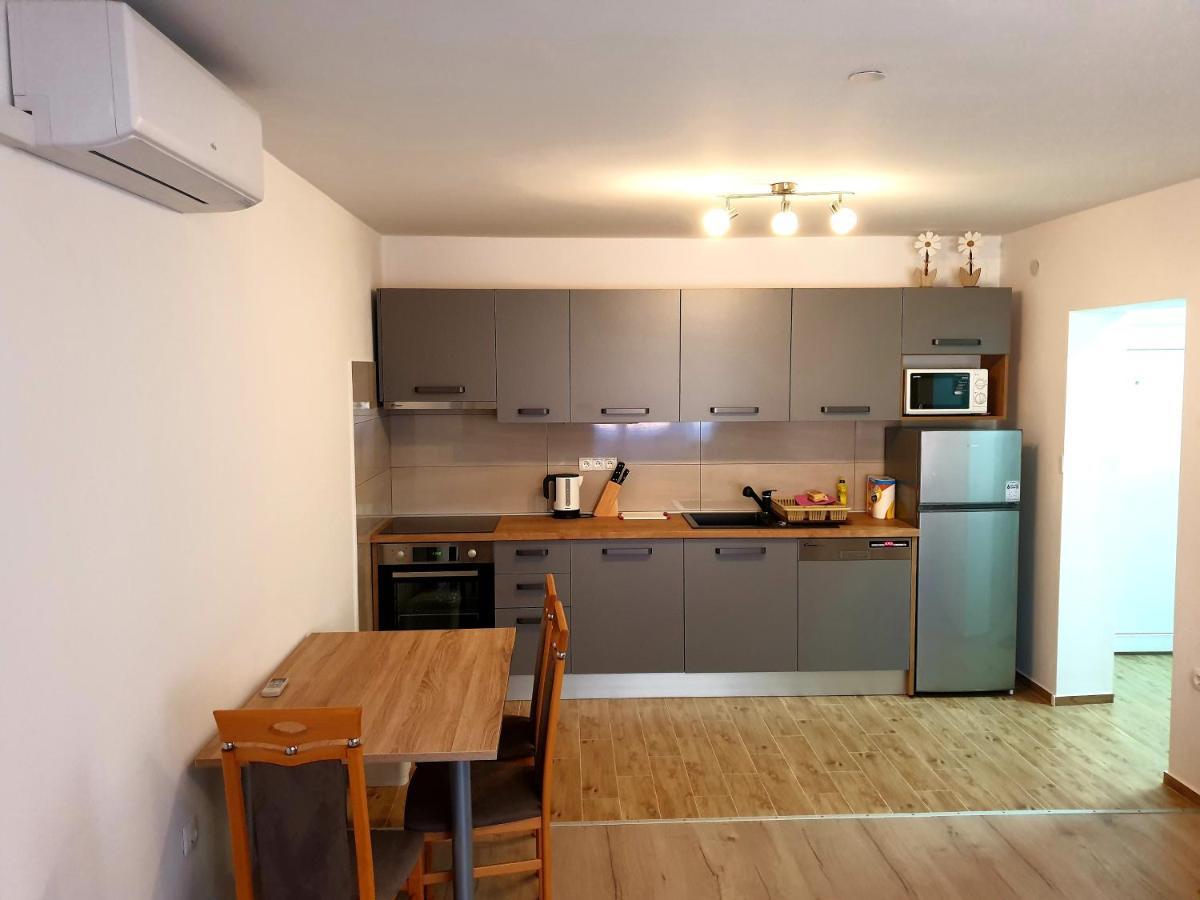 Mon Cheri-located In A Quiet Neighbourhood Near Beaches Free Parking *